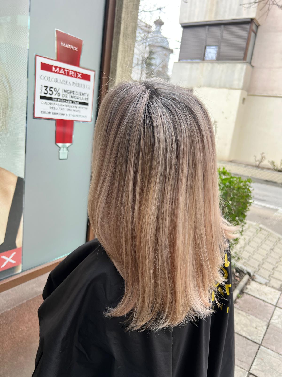 Lucrare Freya — Blond cald cu rădăcină topită